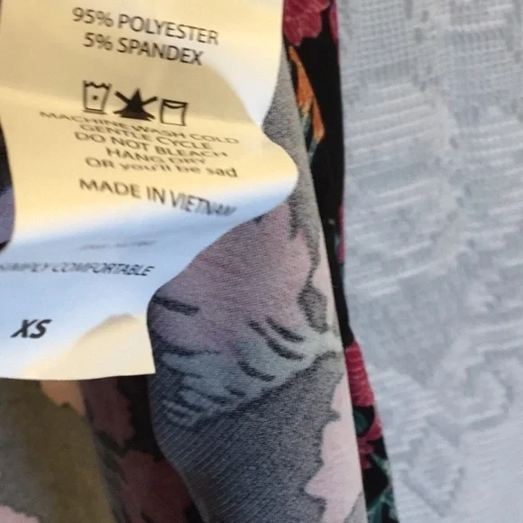 NEW! Short Sleeve Oversized Floral LuLaRoe Irma size XS - Picture 6 of 7